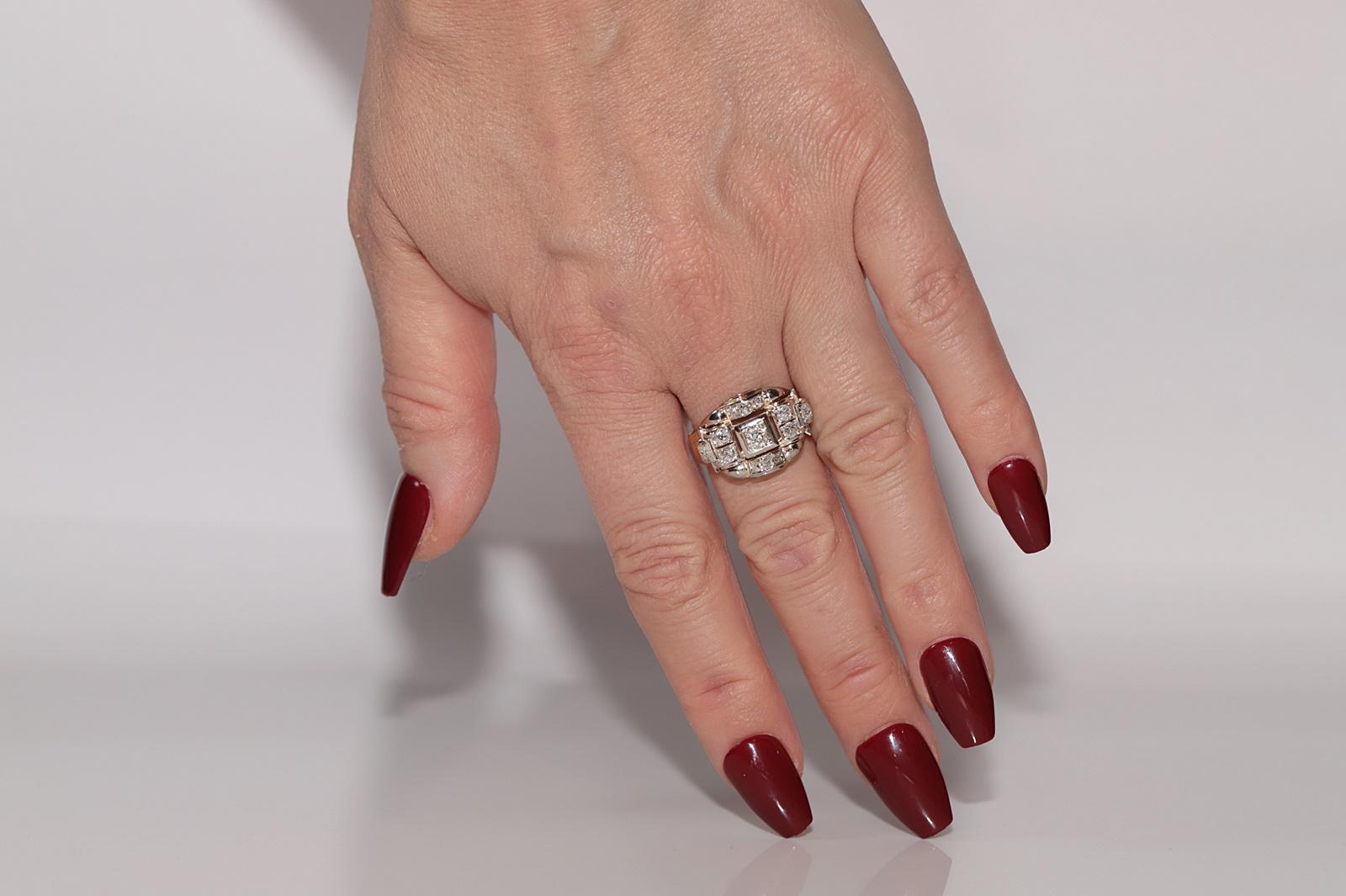 En très bon état.
Le poids total est de 5,4 grammes.
Le diamant est de 0,89 ct.
Le diamant est de couleur G-H-I et de pureté vs-s1.
La taille de la bague est US 9
Nous pouvons fabriquer n'importe quelle taille.
La boîte n'est pas incluse.
N'hésitez