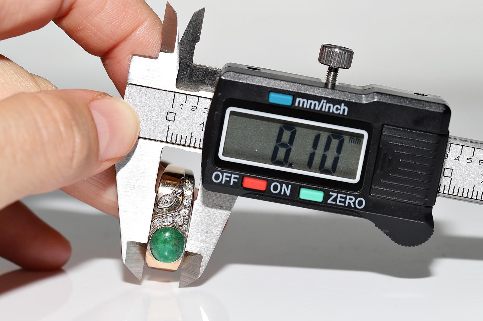 Bague ancienne des années 1900 en or 18 carats décorée de diamants naturels et d'émeraudes cabochons en vente 6