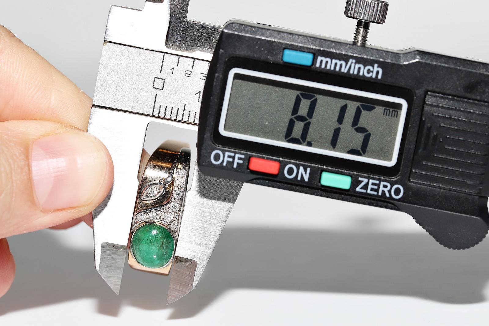 Bague ancienne des années 1900 en or 18 carats décorée de diamants naturels et d'émeraudes cabochons en vente 8