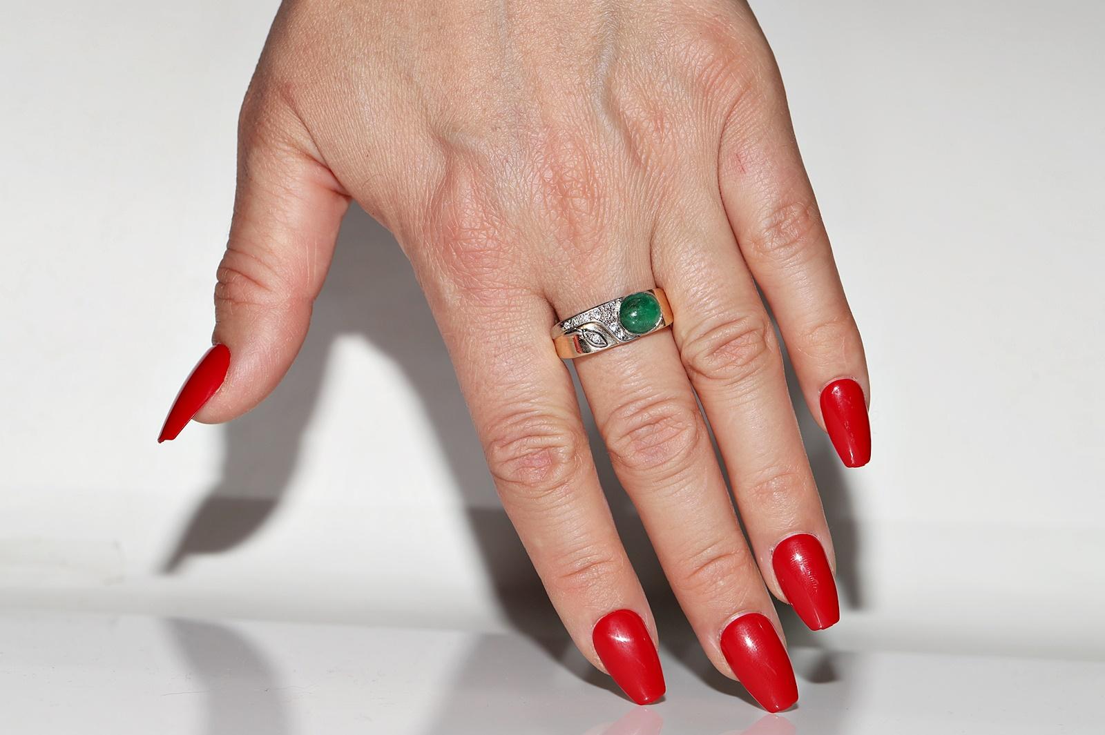 En très bon état.
Le poids total est de 10.9 grammes.
Au total, un diamant de 0,24 ct.
Le diamant est de couleur H et de pureté vs-s1.
Totalement en émeraude 1.79 ct.
La taille de la bague est de 10 US (nous pouvons faire n'importe quelle