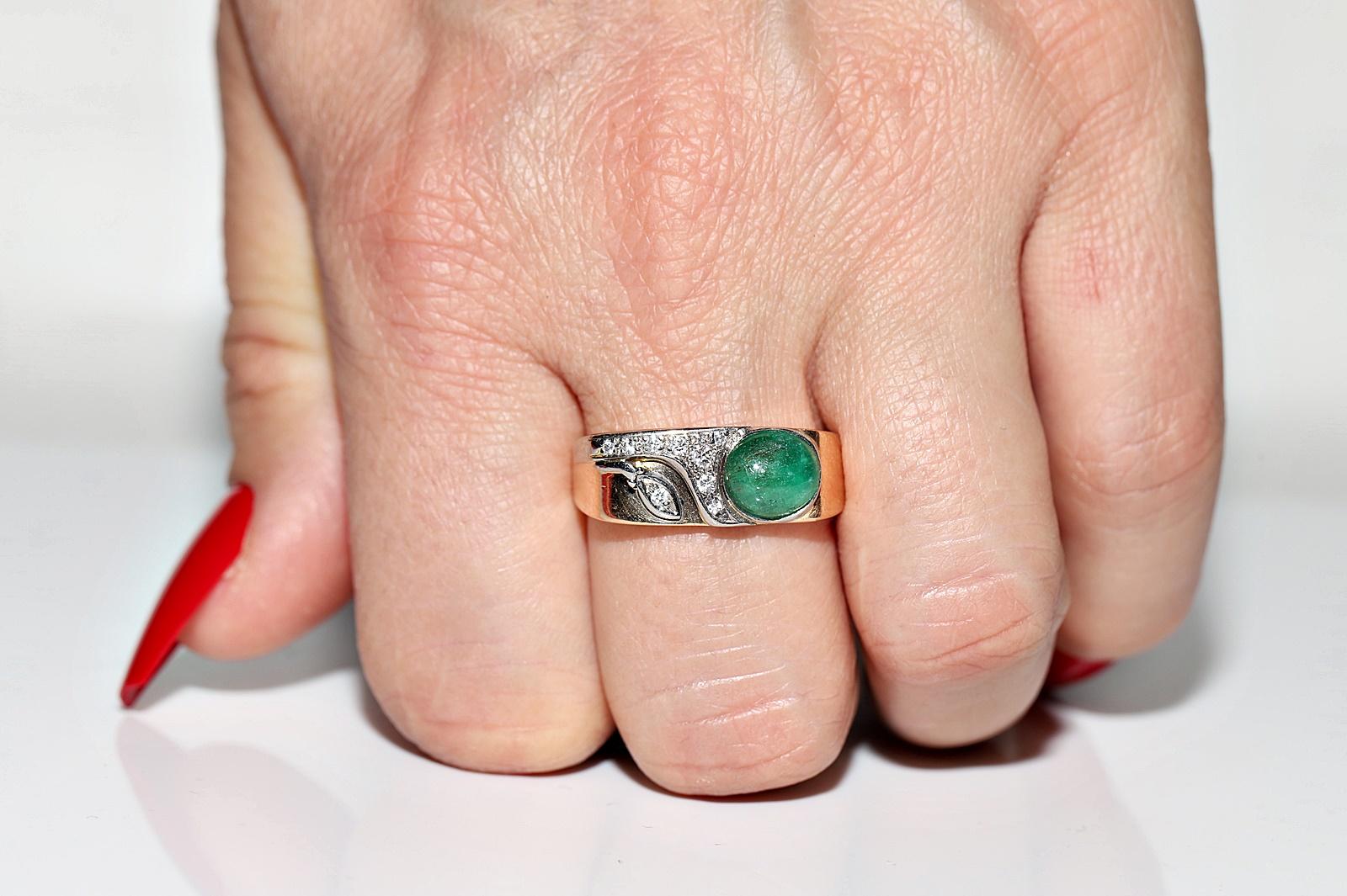 Antiker, um 1900er Jahre, 18 Karat Gold, natürlicher Diamant und Cabochon-Smaragd, Smaragd, verzierter Ring (Viktorianisch) im Angebot