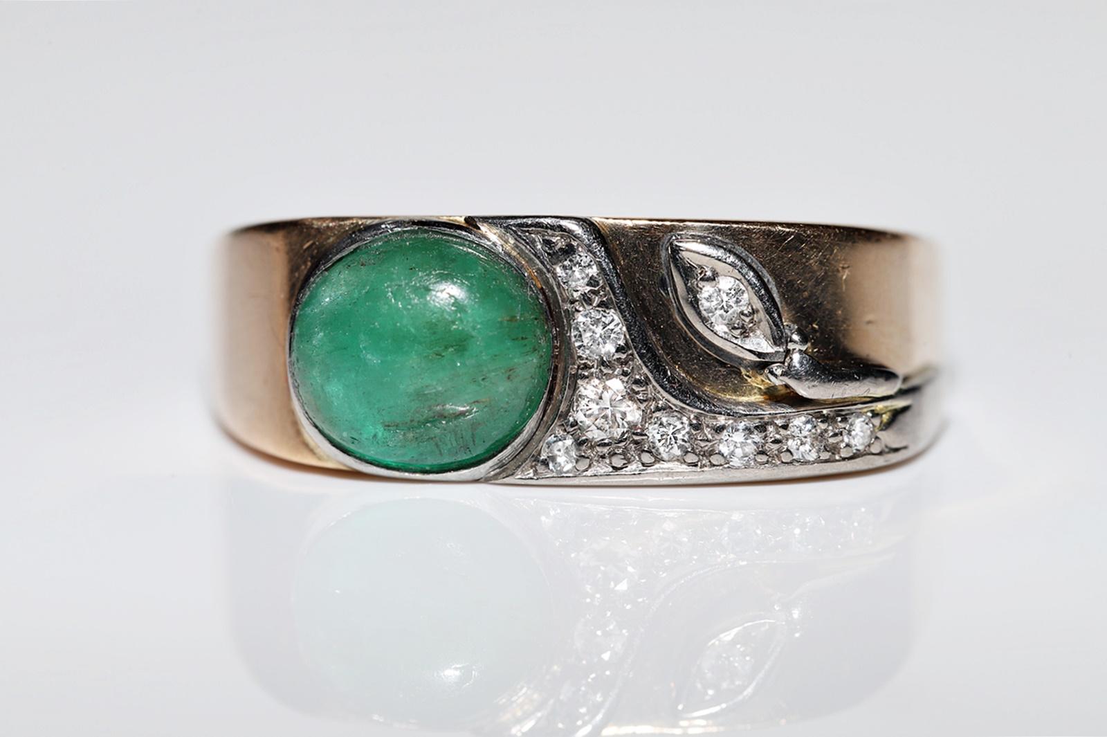 Antiker, um 1900er Jahre, 18 Karat Gold, natürlicher Diamant und Cabochon-Smaragd, Smaragd, verzierter Ring Damen im Angebot