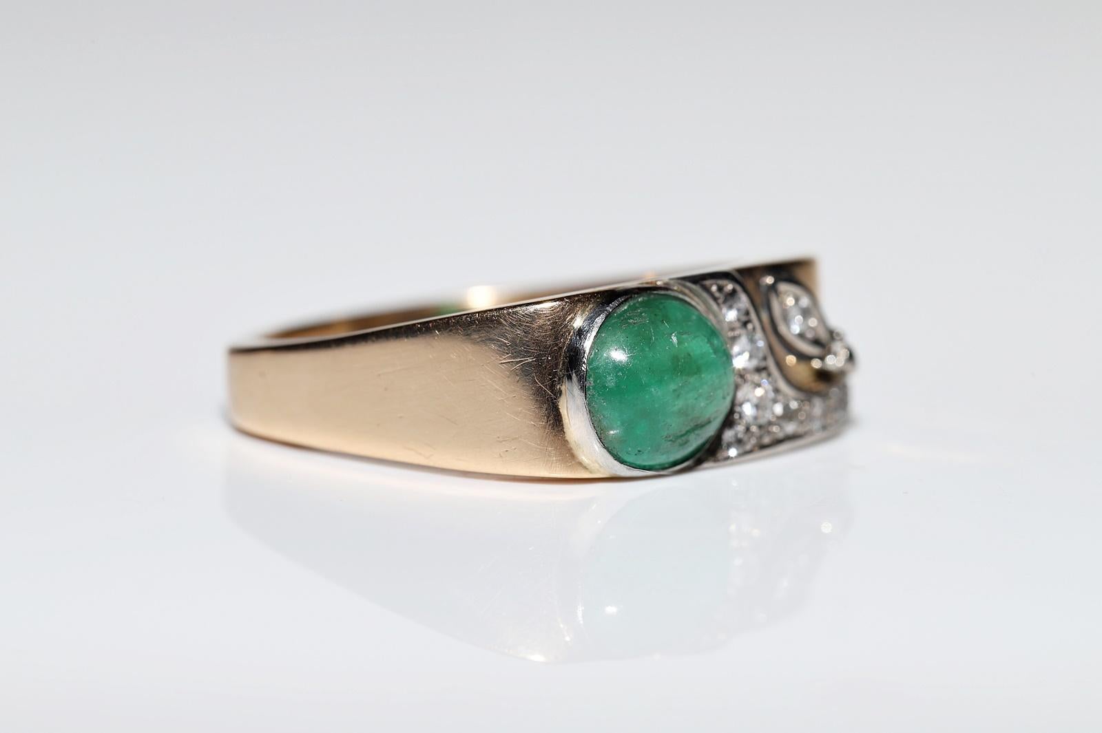 Antico anello decorato con diamanti naturali e smeraldi cabochon in oro 18 carati del 1900 CIRCA in vendita 1