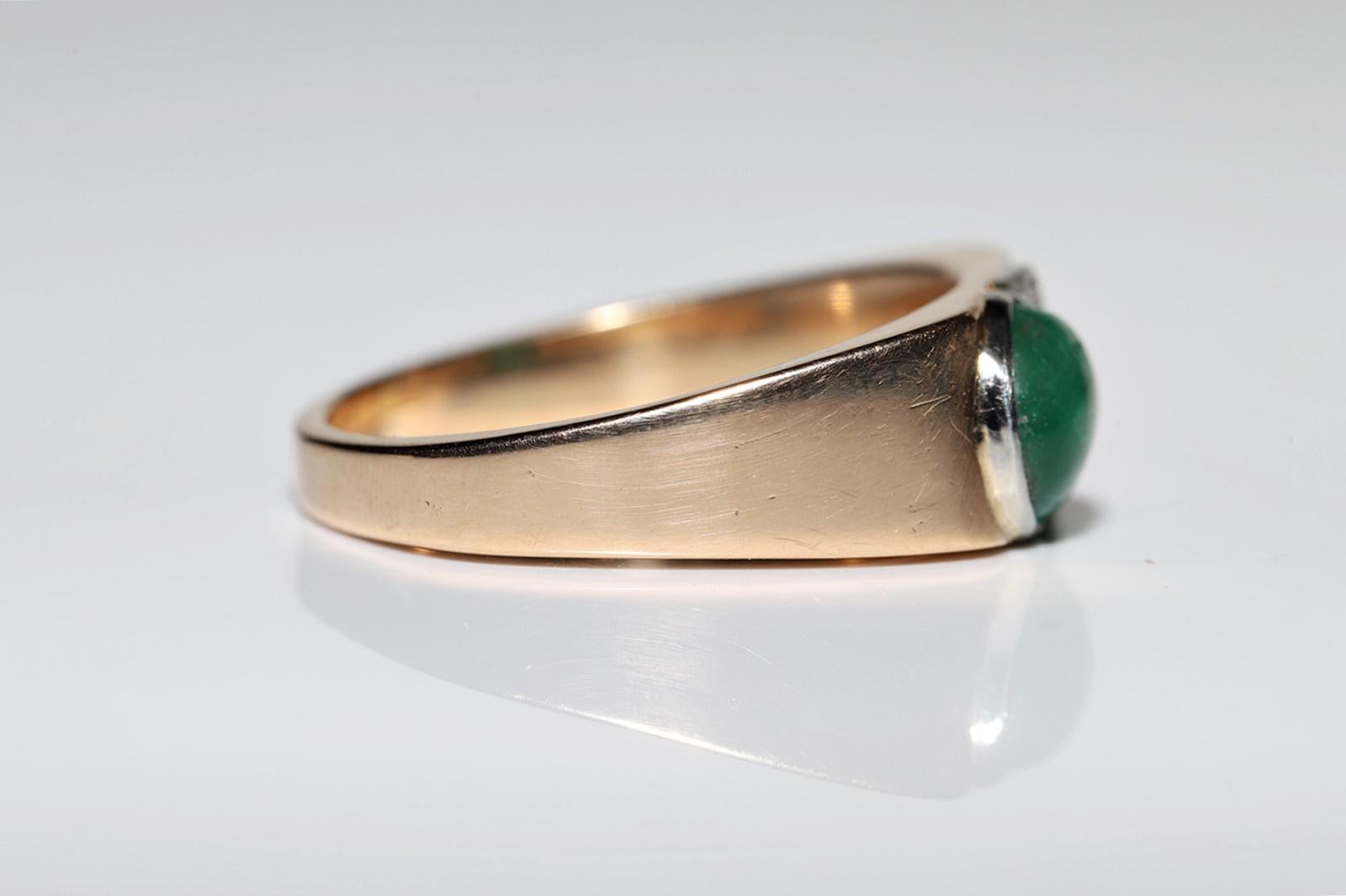 Antiker, um 1900er Jahre, 18 Karat Gold, natürlicher Diamant und Cabochon-Smaragd, Smaragd, verzierter Ring im Angebot 2