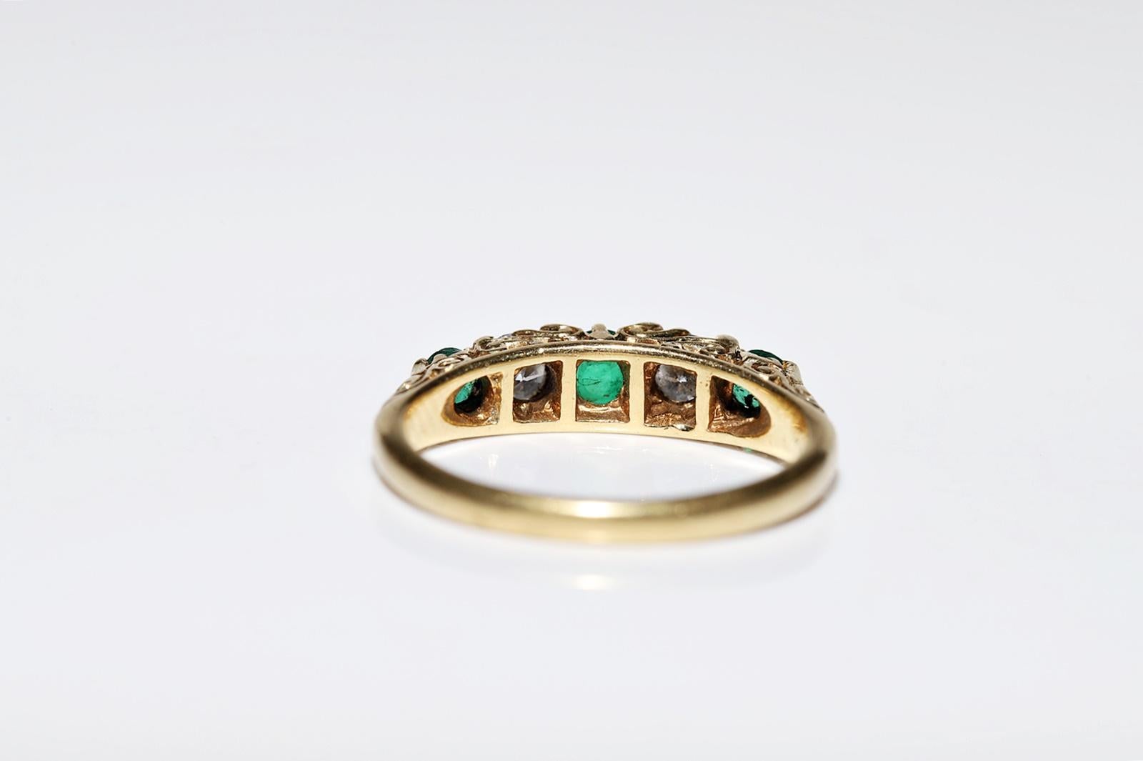 Antiker Ring aus 18 Karat Gold mit natürlichem Diamant und Smaragd, um 1900er Jahre, dekoriert 4
