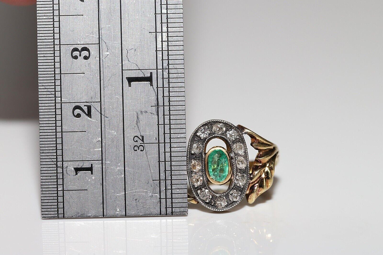 Bague ancienne des années 1900 en or 18 carats décorée de diamants naturels et d'émeraudes en vente 4