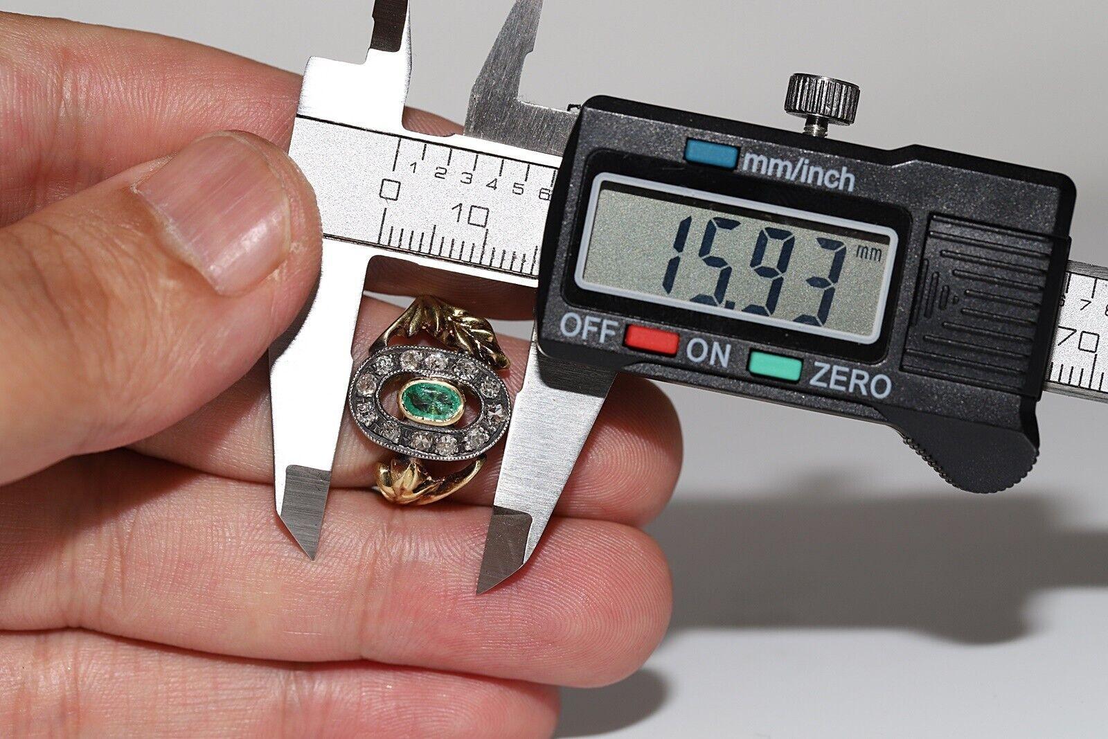 Bague ancienne des années 1900 en or 18 carats décorée de diamants naturels et d'émeraudes en vente 5