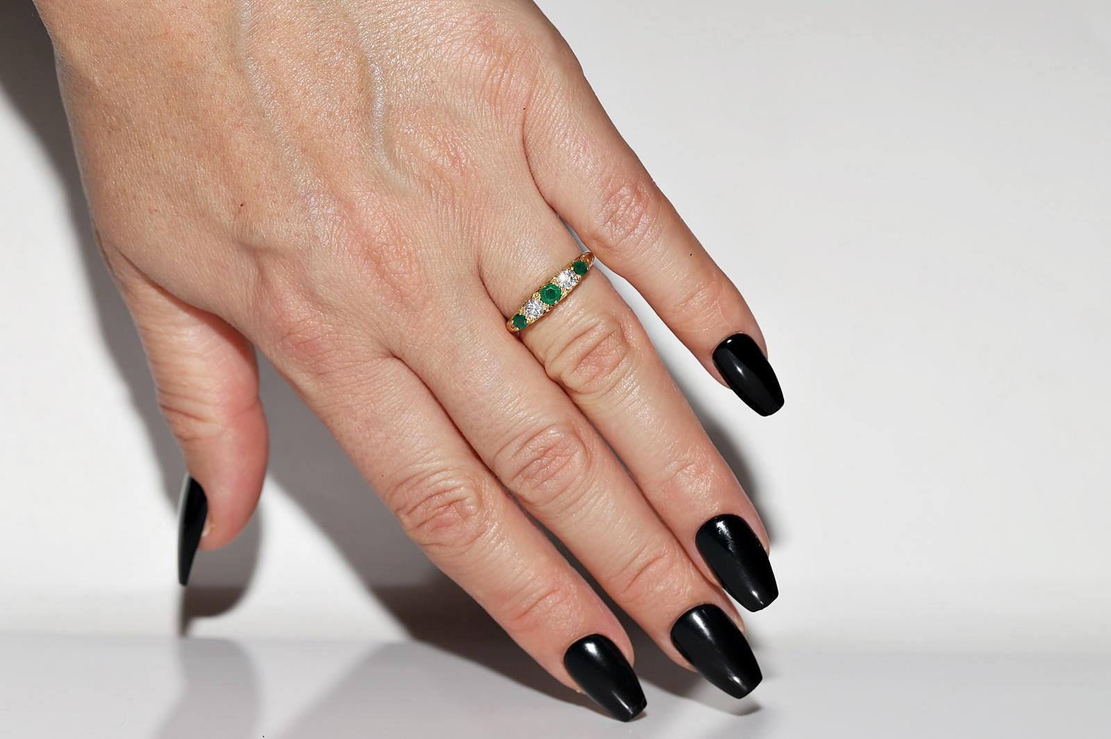 Antiker Ring aus 18 Karat Gold mit natürlichem Diamant und Smaragd, um 1900er Jahre, dekoriert 8