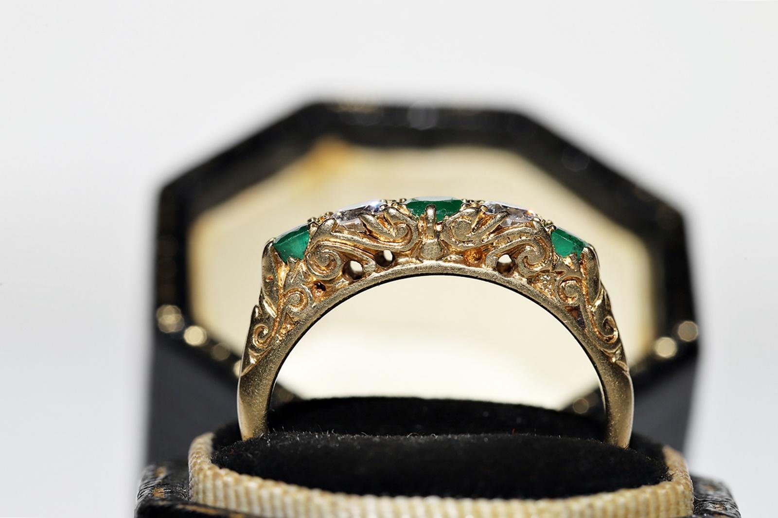 Antiker Ring aus 18 Karat Gold mit natürlichem Diamant und Smaragd, um 1900er Jahre, dekoriert (Viktorianisch)