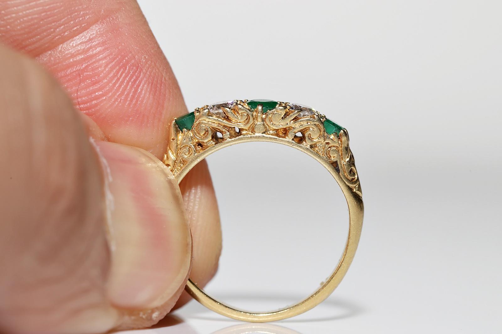 Antiker Ring aus 18 Karat Gold mit natürlichem Diamant und Smaragd, um 1900er Jahre, dekoriert 1