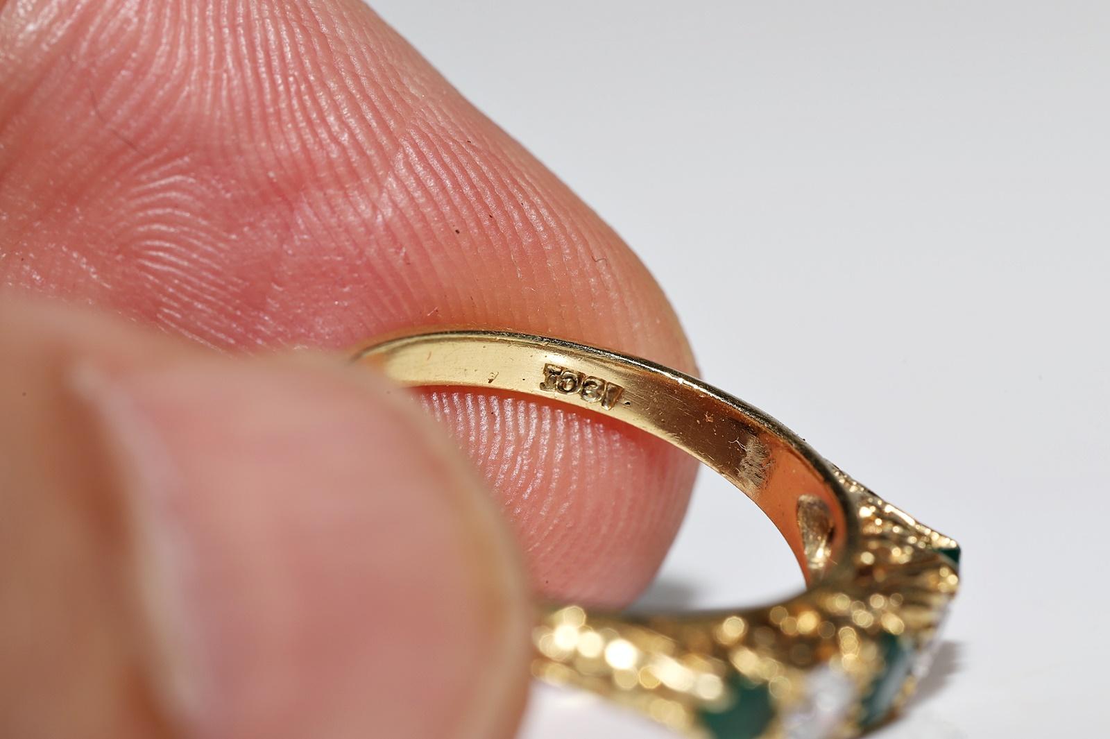 Antiker Ring aus 18 Karat Gold mit natürlichem Diamant und Smaragd, um 1900er Jahre, dekoriert 2