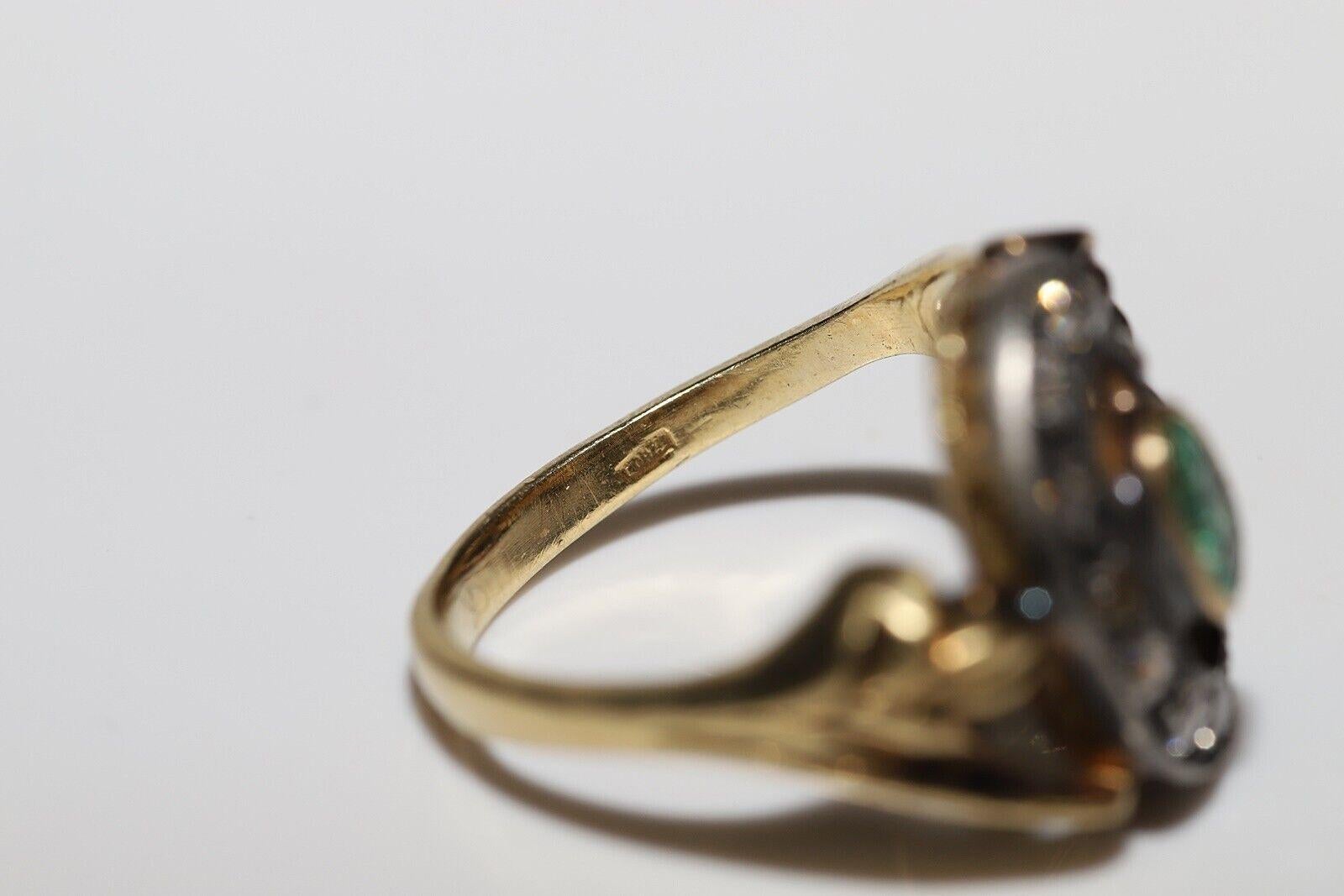 Bague ancienne des années 1900 en or 18 carats décorée de diamants naturels et d'émeraudes en vente 2