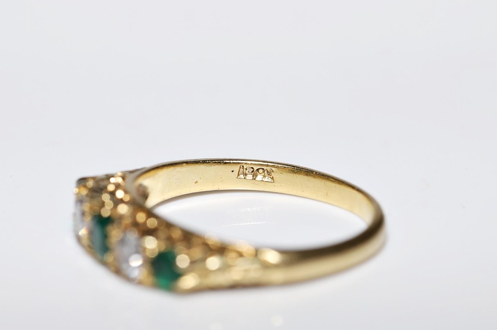 Antiker Ring aus 18 Karat Gold mit natürlichem Diamant und Smaragd, um 1900er Jahre, dekoriert 3