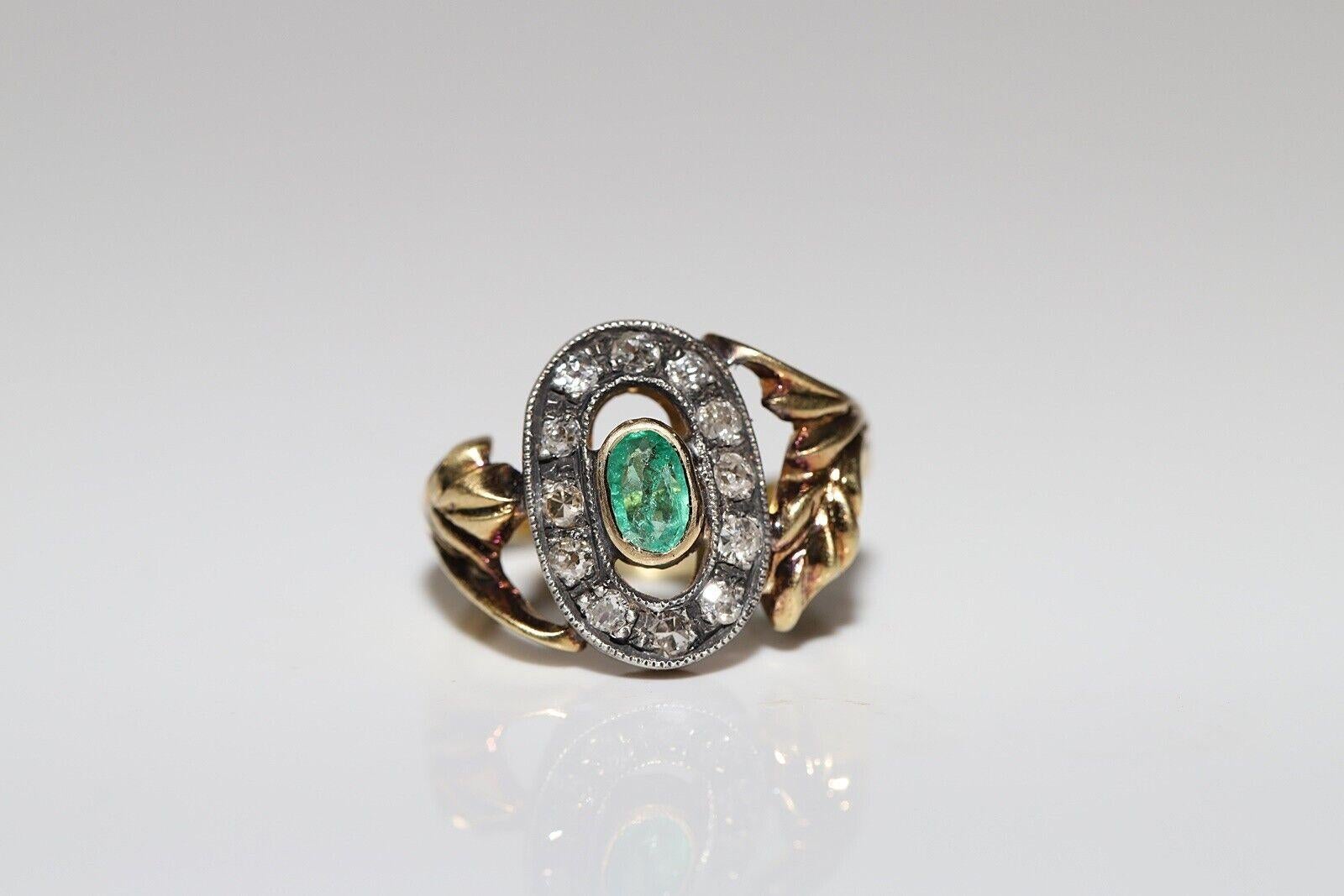 Bague ancienne des années 1900 en or 18 carats décorée de diamants naturels et d'émeraudes en vente 3