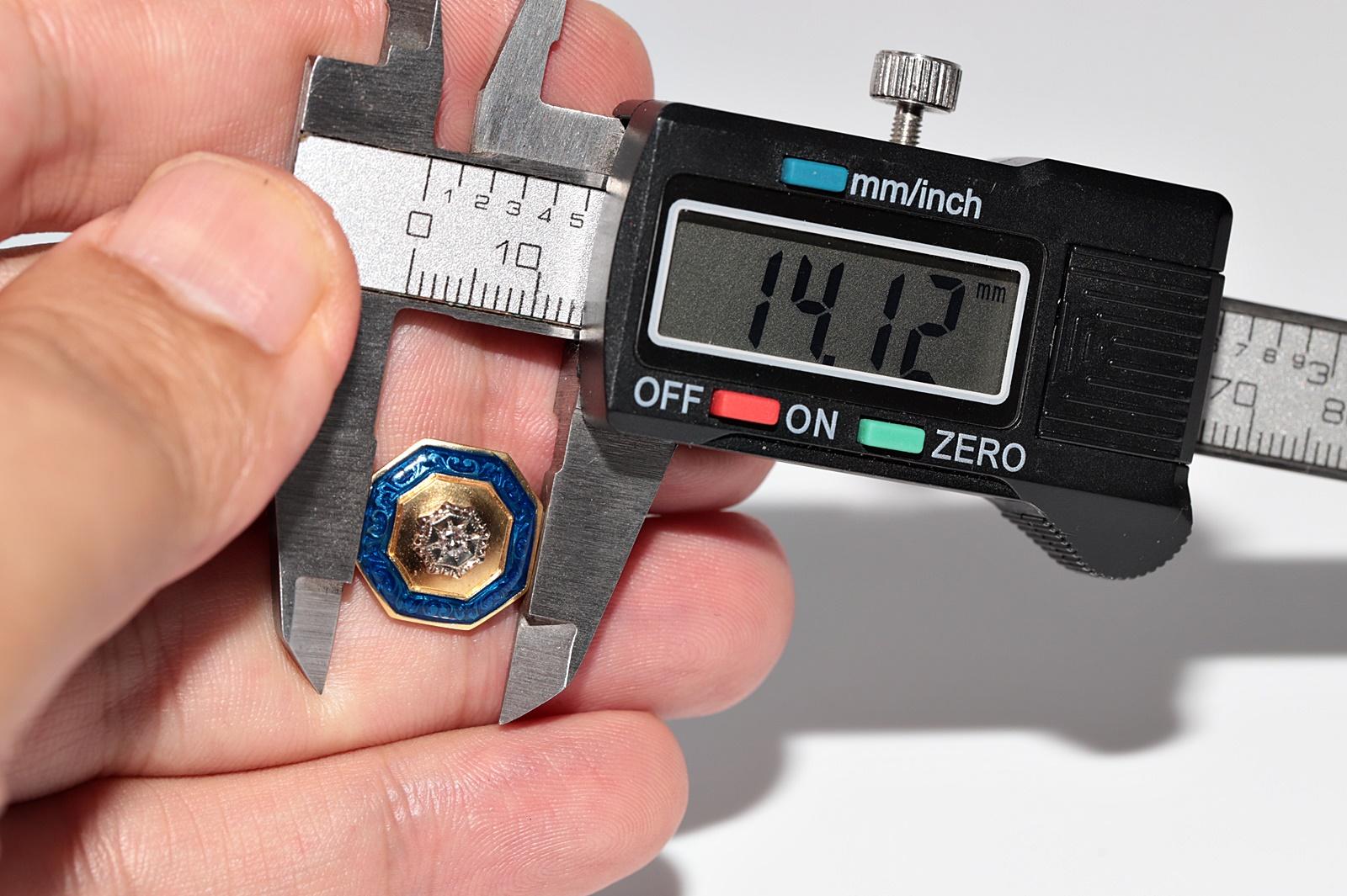 Boucles d'oreilles solitaires anciennes des années 1900 en or 18 carats, diamants naturels et émail en vente 8