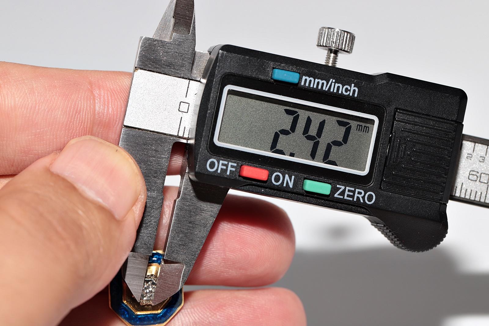 Boucles d'oreilles solitaires anciennes des années 1900 en or 18 carats, diamants naturels et émail en vente 9