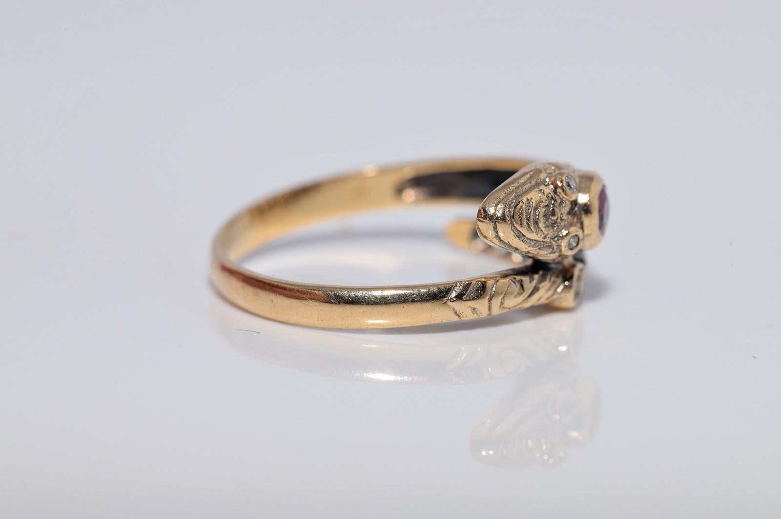 Ancienne bague serpent en or 18k Circa 1900 ornée de diamants naturels et de rubis en vente 4