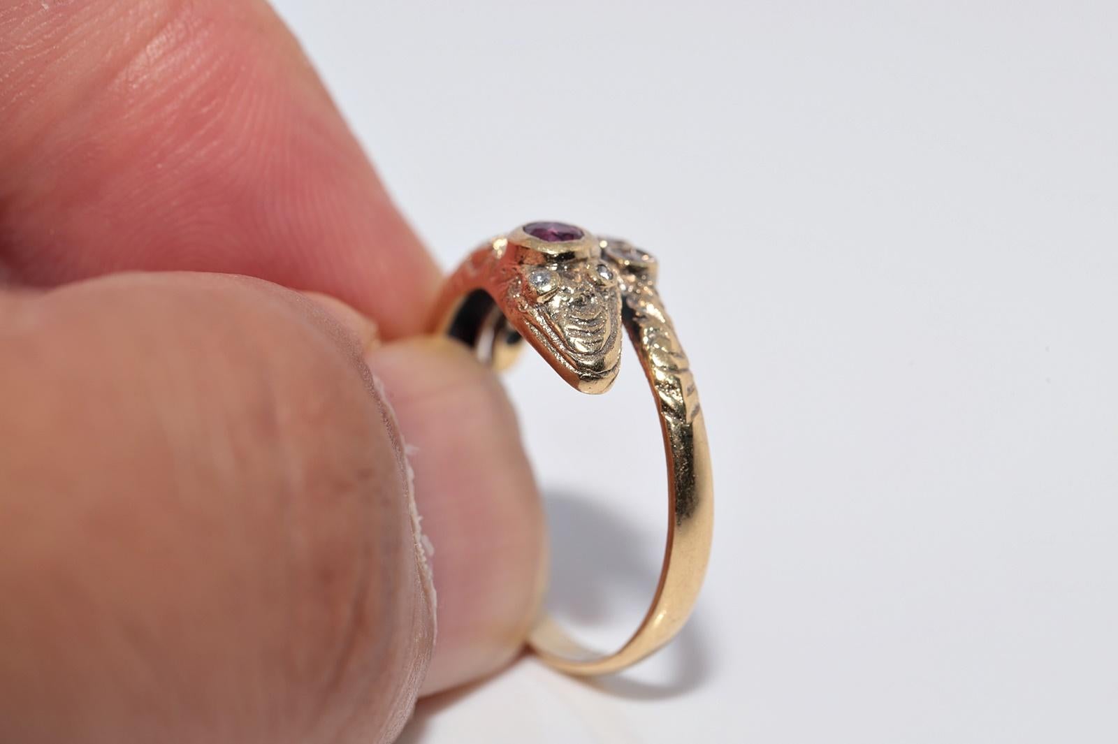 Ancienne bague serpent en or 18k Circa 1900 ornée de diamants naturels et de rubis en vente 9