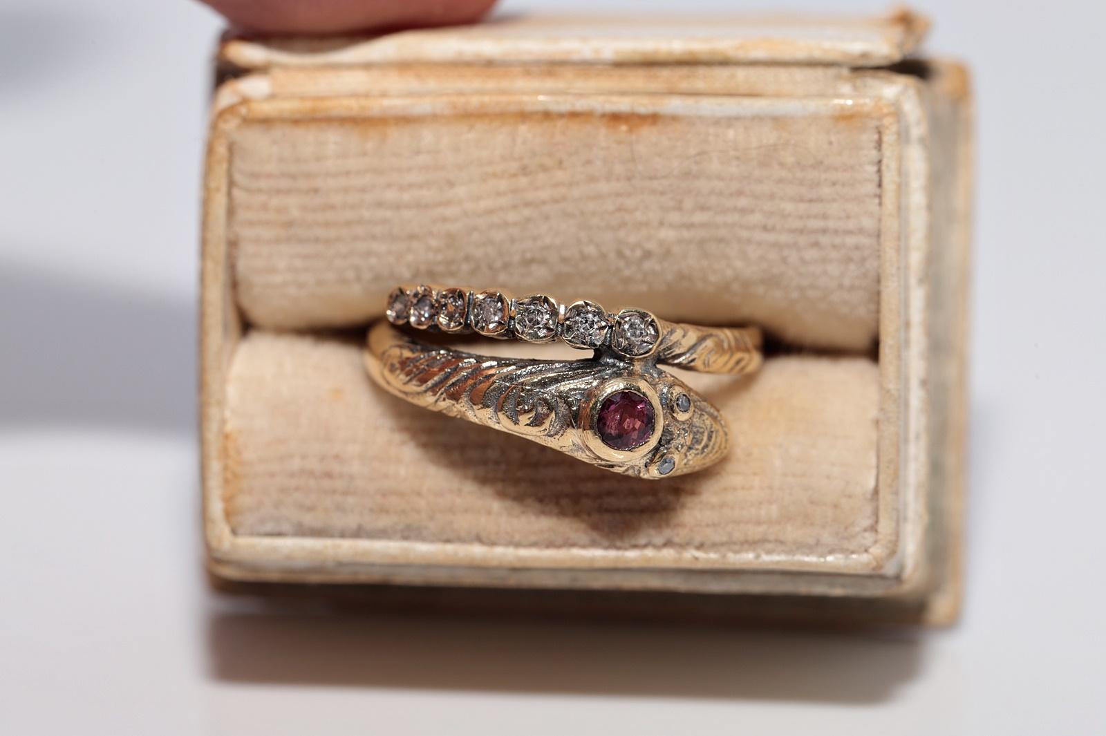 En très bon état.
Le poids total est de 3,2 grammes.
Au total, un diamant de 0,15 ct.
Le diamant est de couleur G-H et de pureté vs1-s1.
Totalement en rubis 0.09 ct.
La taille de la bague est de 7 US
Nous pouvons fabriquer n'importe quelle