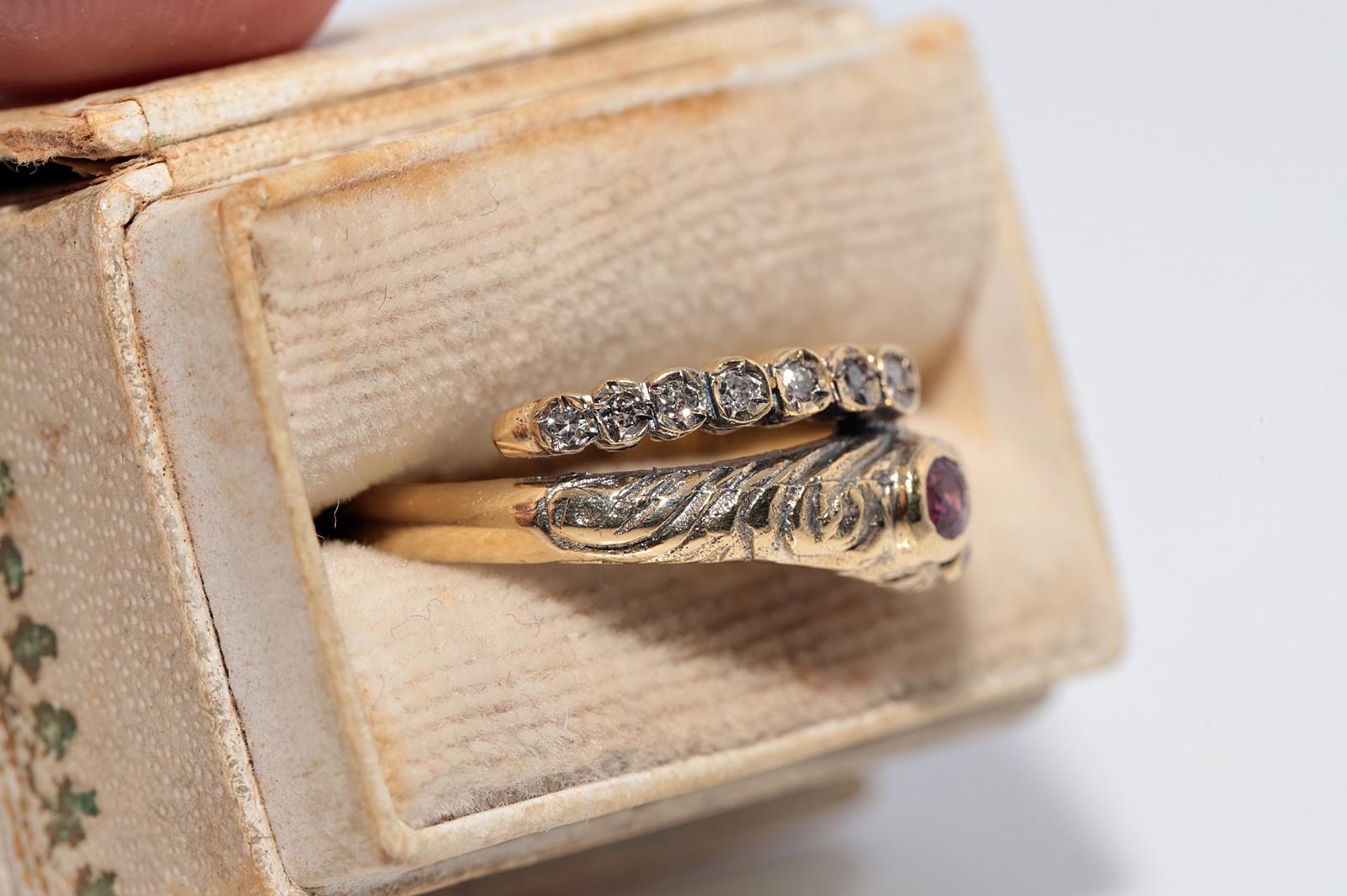 Victorien Ancienne bague serpent en or 18k Circa 1900 ornée de diamants naturels et de rubis en vente