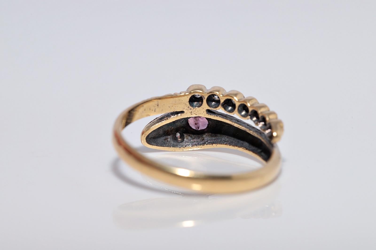 Ancienne bague serpent en or 18k Circa 1900 ornée de diamants naturels et de rubis en vente 2
