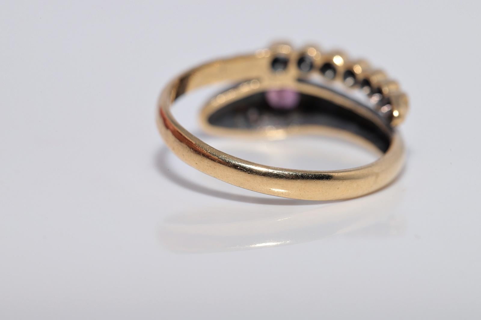 Ancienne bague serpent en or 18k Circa 1900 ornée de diamants naturels et de rubis en vente 3