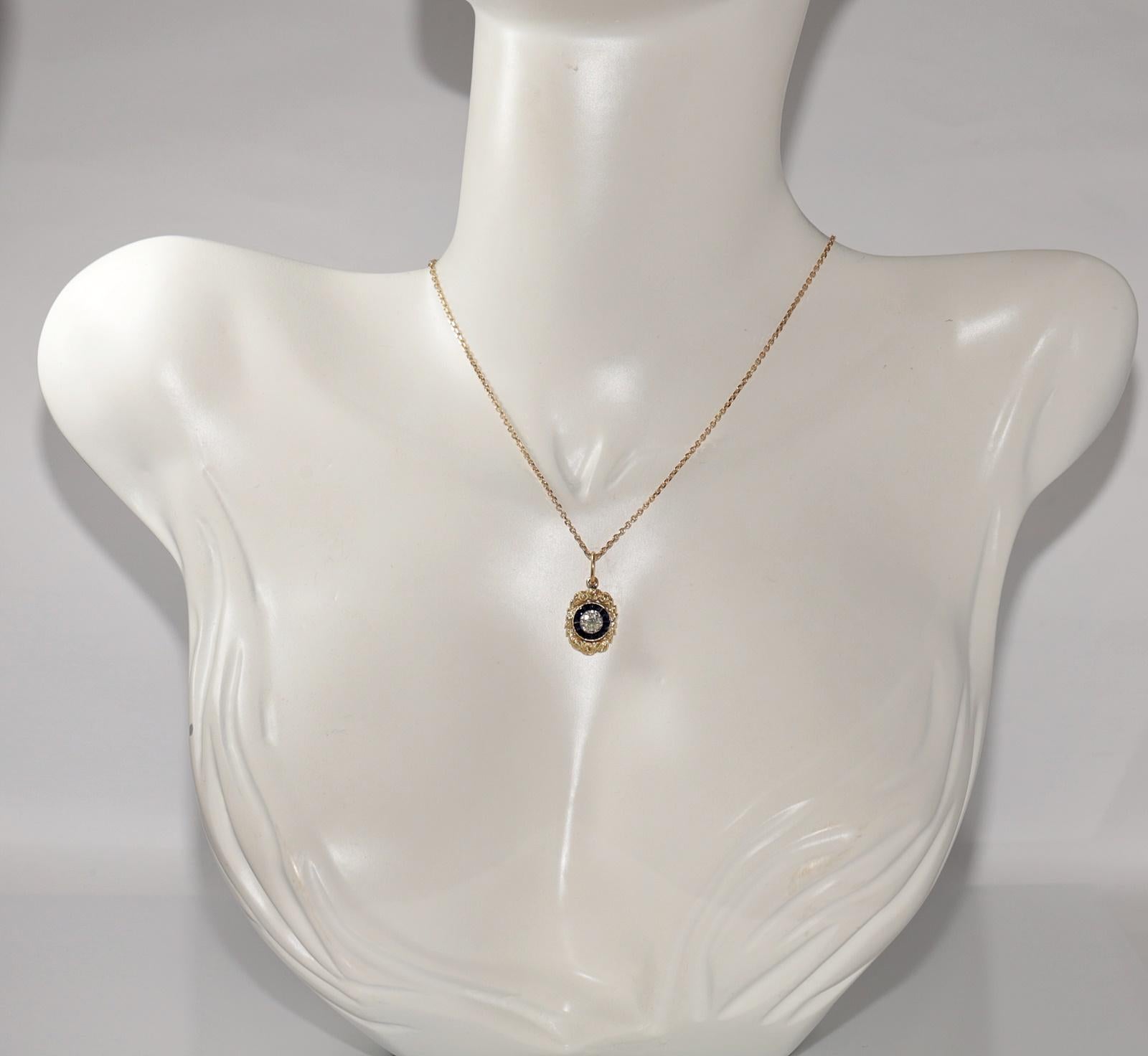 
In ottime condizioni.
Il peso complessivo è di 5,9 grammi.
Totalmente è un diamante vecchio taglio da 0,36 ct.
Il diamante ha un colore giallo e una purezza pari a zero.
Totalmente è zaffiro taglio calibro 0.30 ct.
La lunghezza della catena è di 45