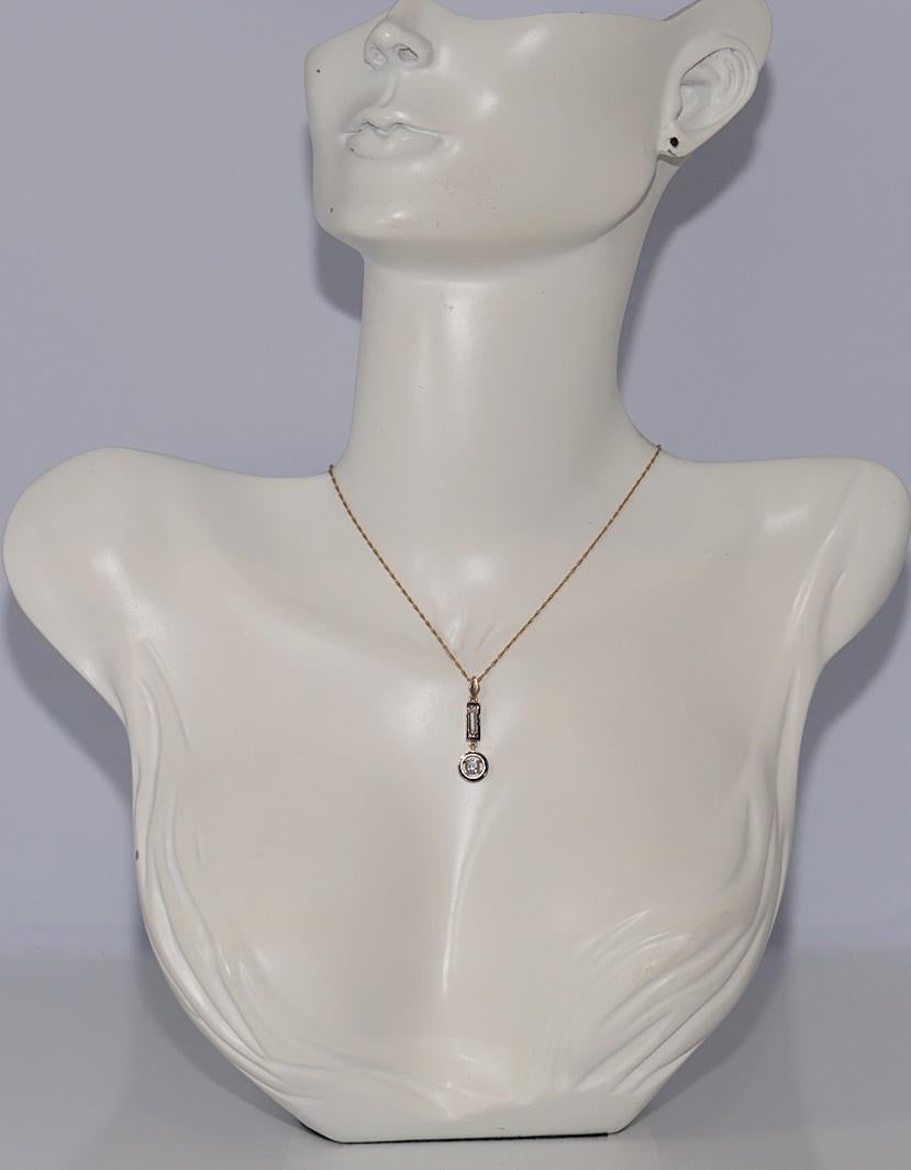 In ottime condizioni.
Il peso totale è di 4,4 grammi.
Totalmente è un diamante da 0,28 carati.
Il diamante ha colore G-H e purezza vs1.
La lunghezza totale della catena è di 46.5 cm.
Per qualsiasi domanda, contattaci.