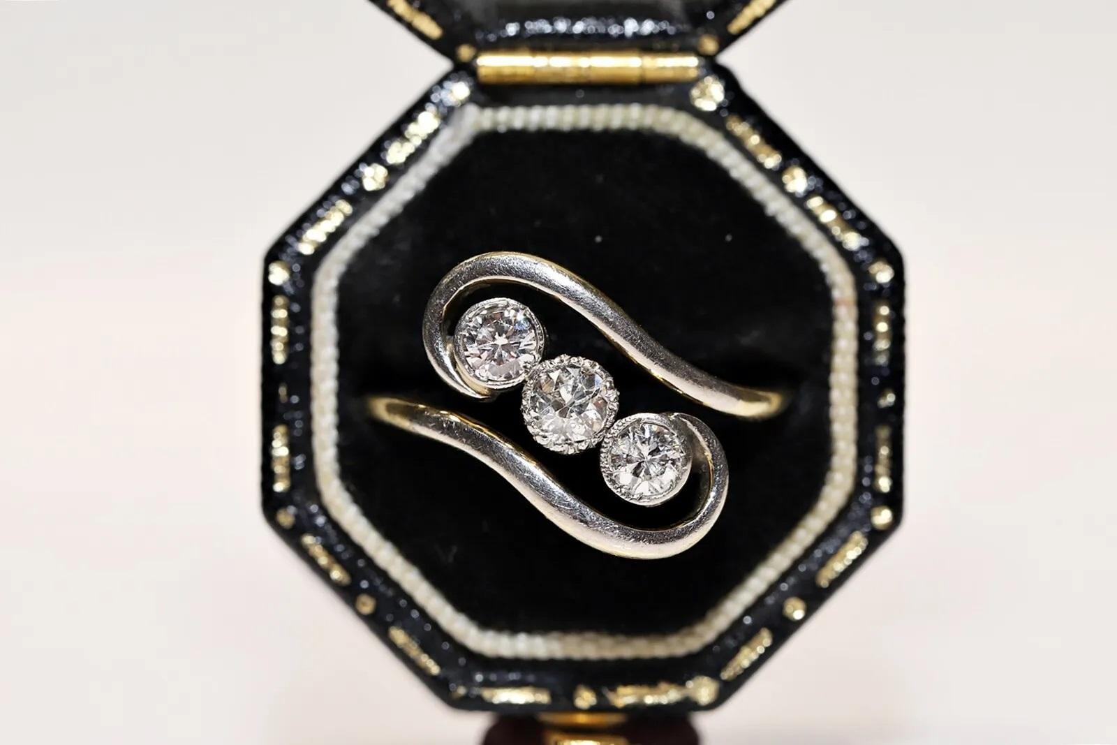 Bague ancienne des années 1900 en or 18 carats décorée de diamants naturels à trois pierres en vente 3