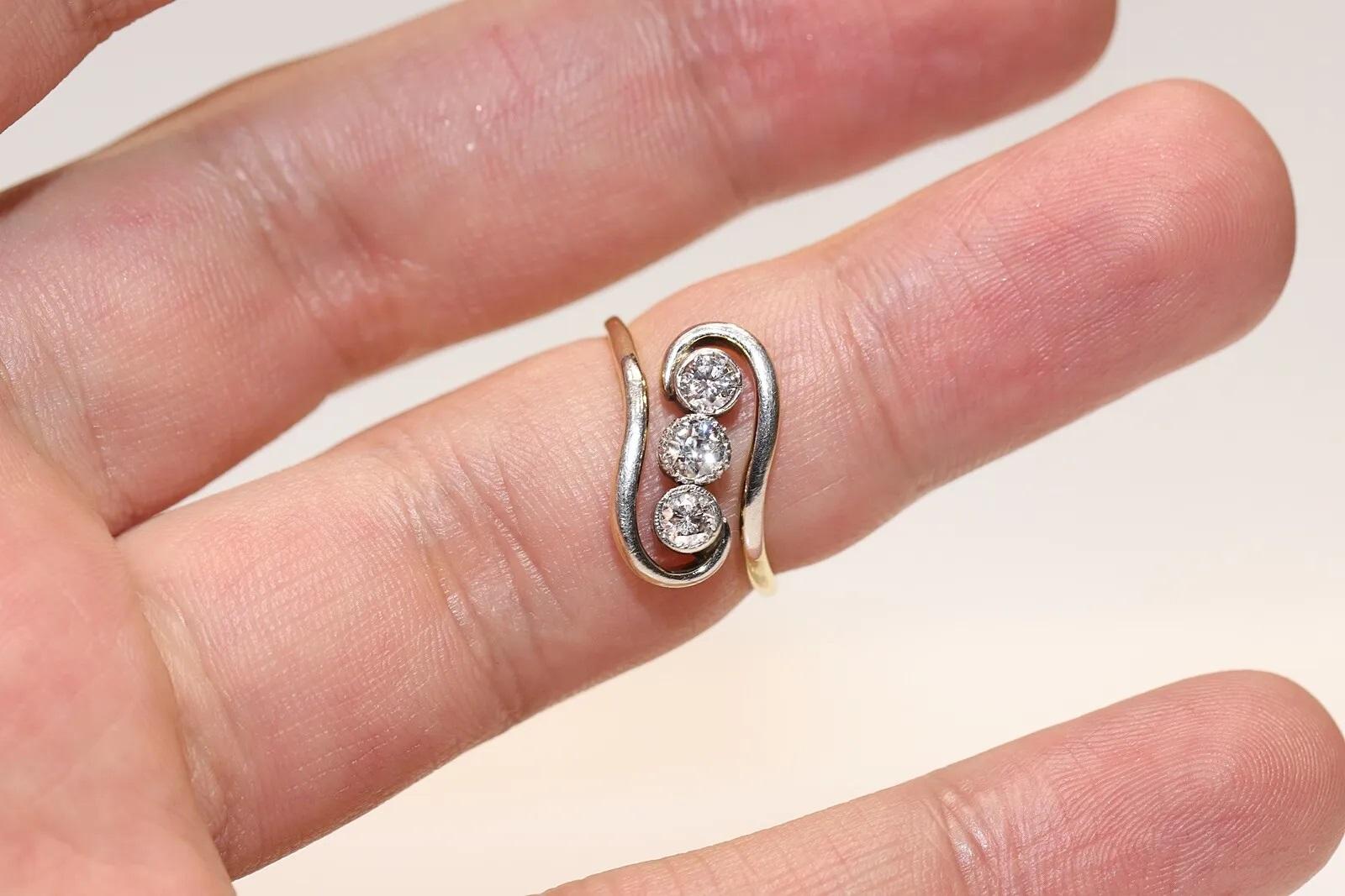 Bague ancienne des années 1900 en or 18 carats décorée de diamants naturels à trois pierres Pour femmes en vente