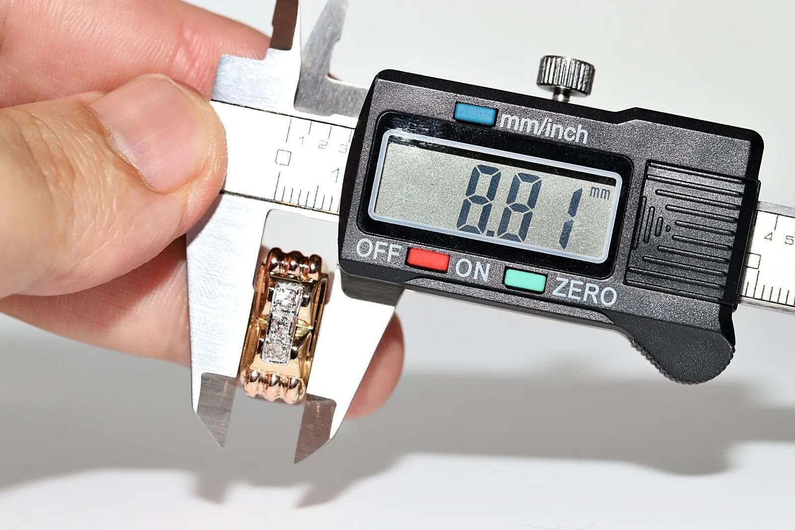 Bague ancienne des années 1900 en or 18 carats décorée de diamants naturels en vente 3