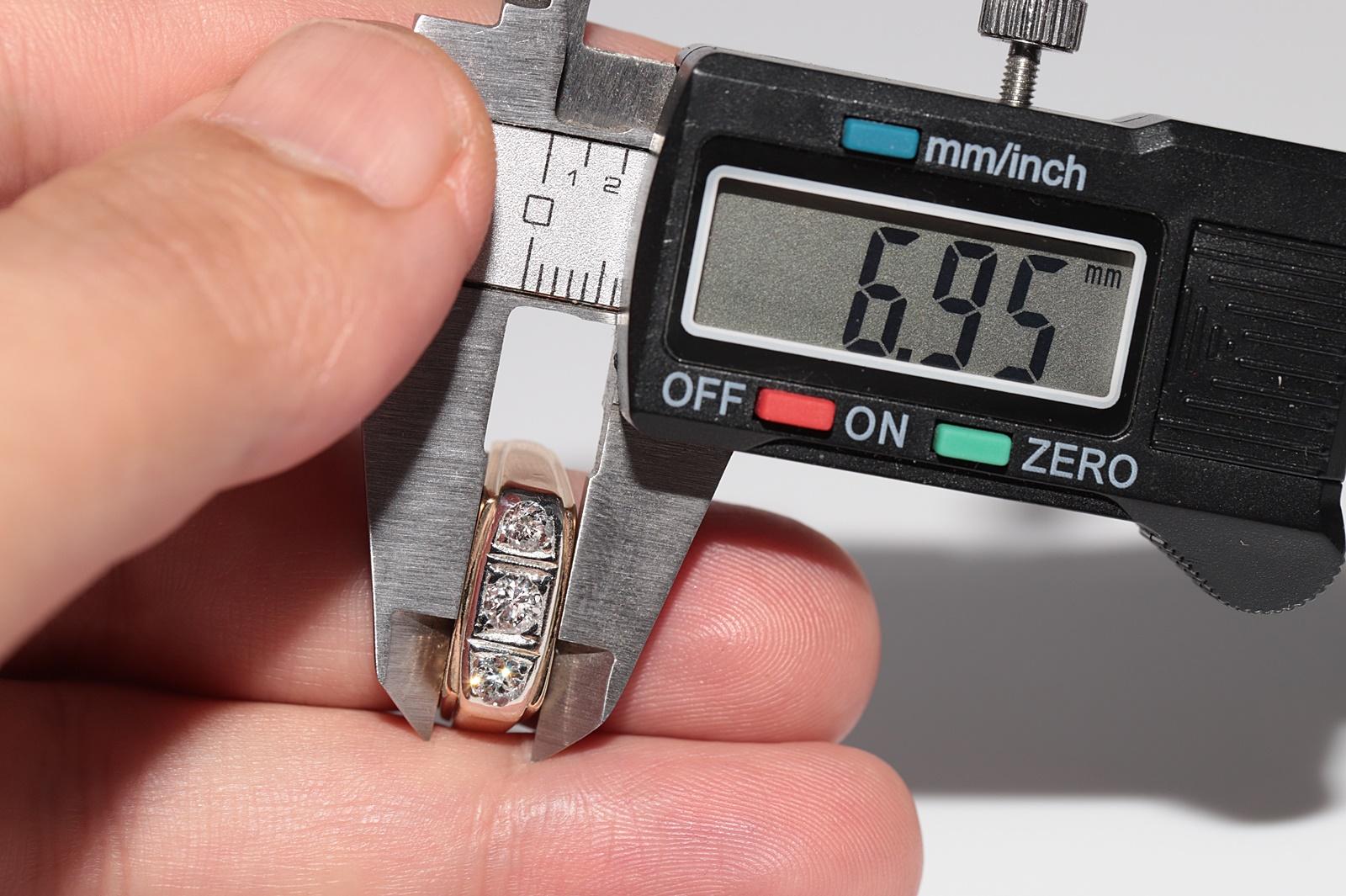 Anneau ancien des années 1900 en or 18 carats décoré de diamants naturels à trois pierres en vente 5