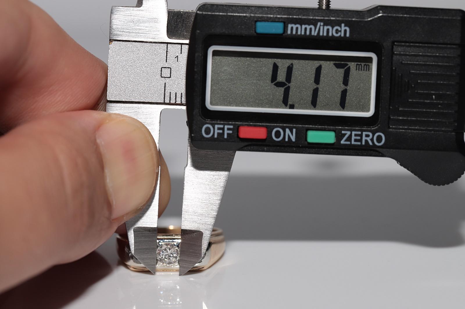 Anneau ancien des années 1900 en or 18 carats décoré de diamants naturels à trois pierres en vente 6