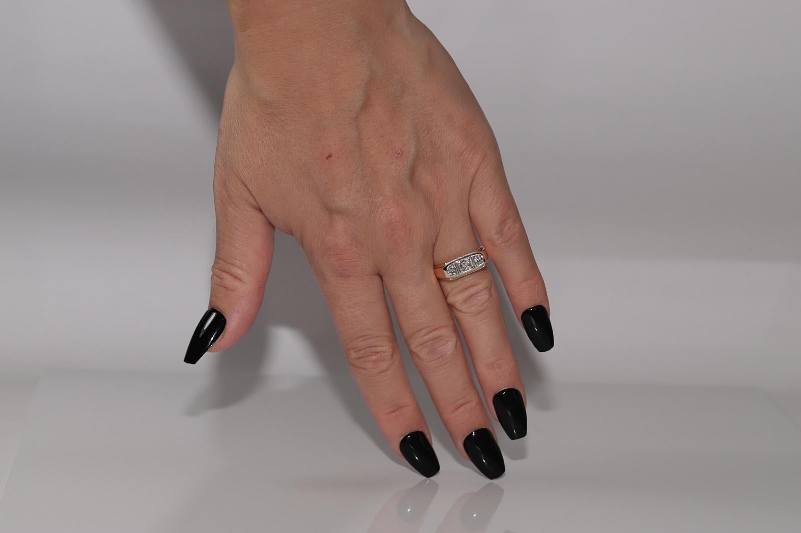 Anneau ancien des années 1900 en or 18 carats décoré de diamants naturels à trois pierres en vente 7