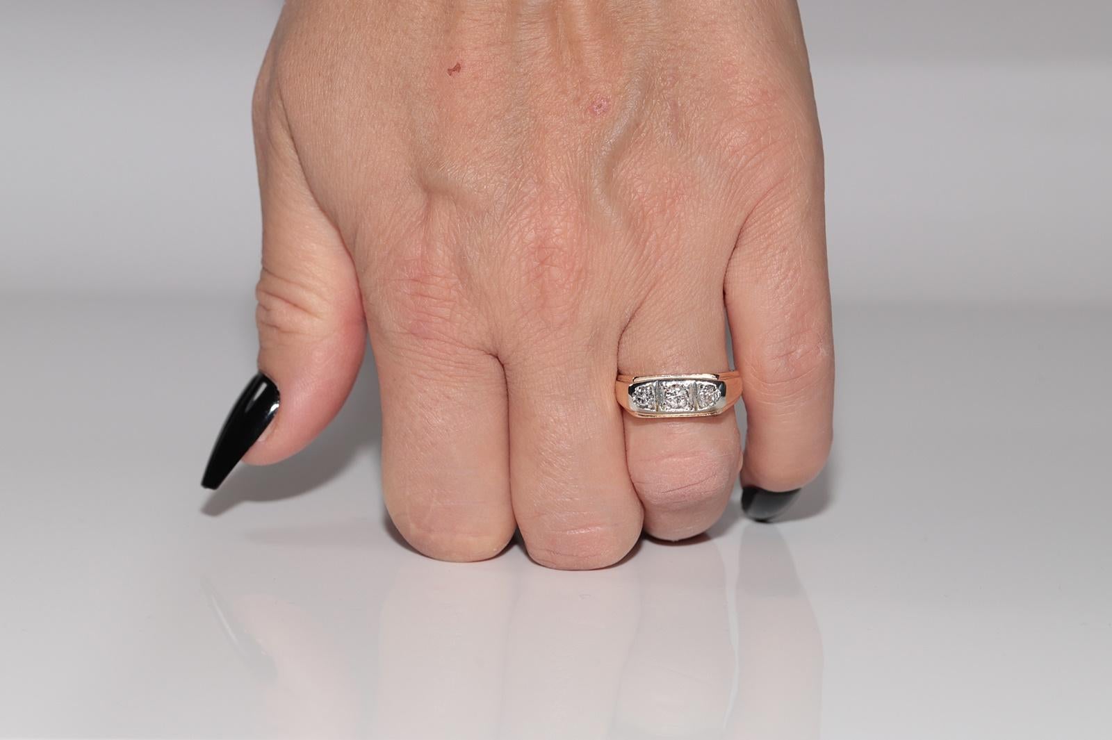 Anneau ancien des années 1900 en or 18 carats décoré de diamants naturels à trois pierres en vente 8