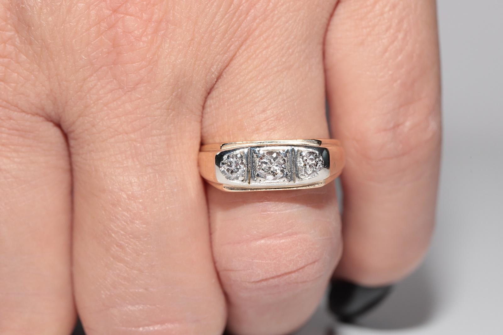 Anneau ancien des années 1900 en or 18 carats décoré de diamants naturels à trois pierres en vente 9