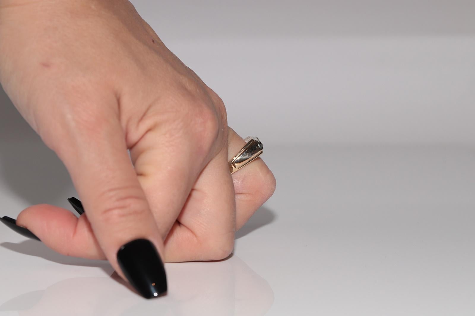 Anneau ancien des années 1900 en or 18 carats décoré de diamants naturels à trois pierres en vente 10