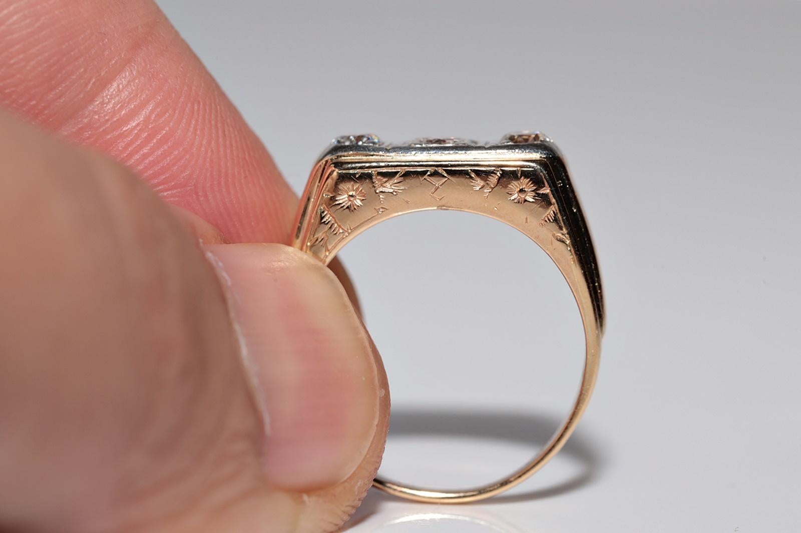 Anneau ancien des années 1900 en or 18 carats décoré de diamants naturels à trois pierres en vente 1