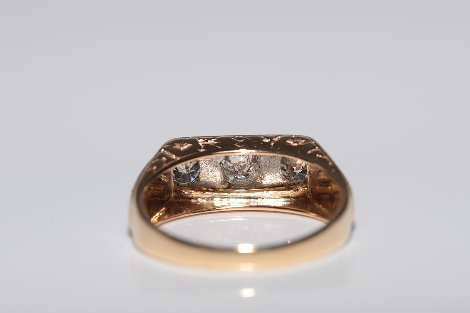 Anneau ancien des années 1900 en or 18 carats décoré de diamants naturels à trois pierres en vente 2