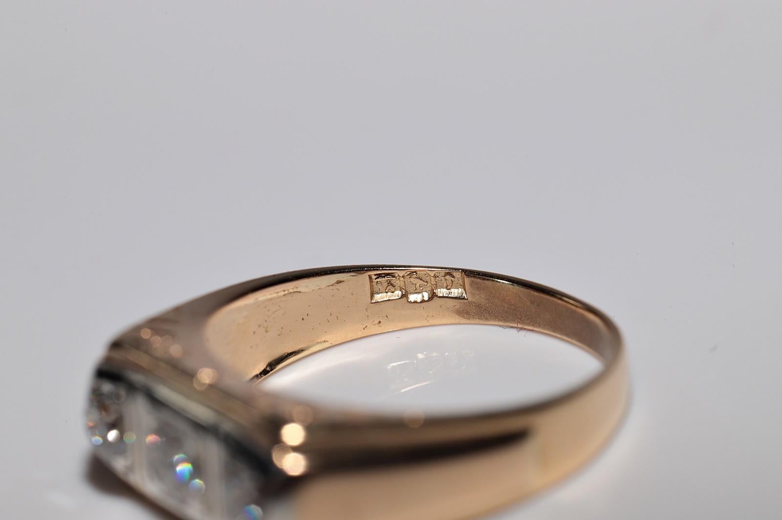 Anneau ancien des années 1900 en or 18 carats décoré de diamants naturels à trois pierres en vente 3