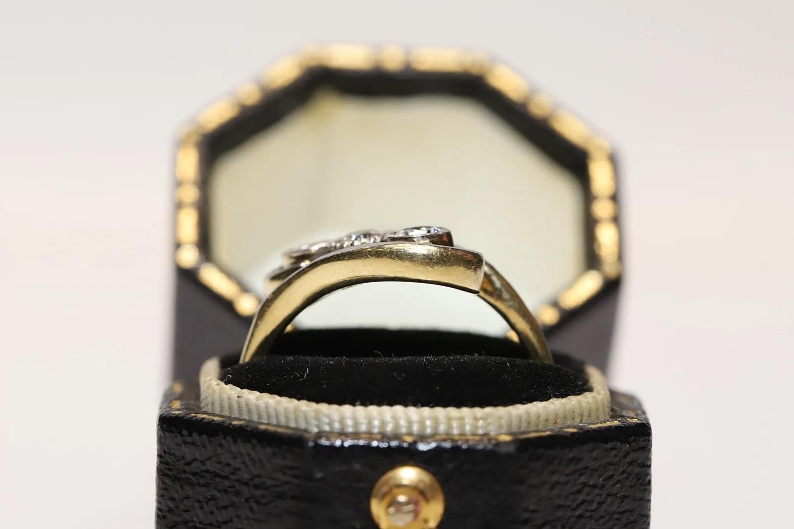 Bague ancienne des années 1900 en or 18 carats décorée de diamants naturels à trois pierres en vente 5