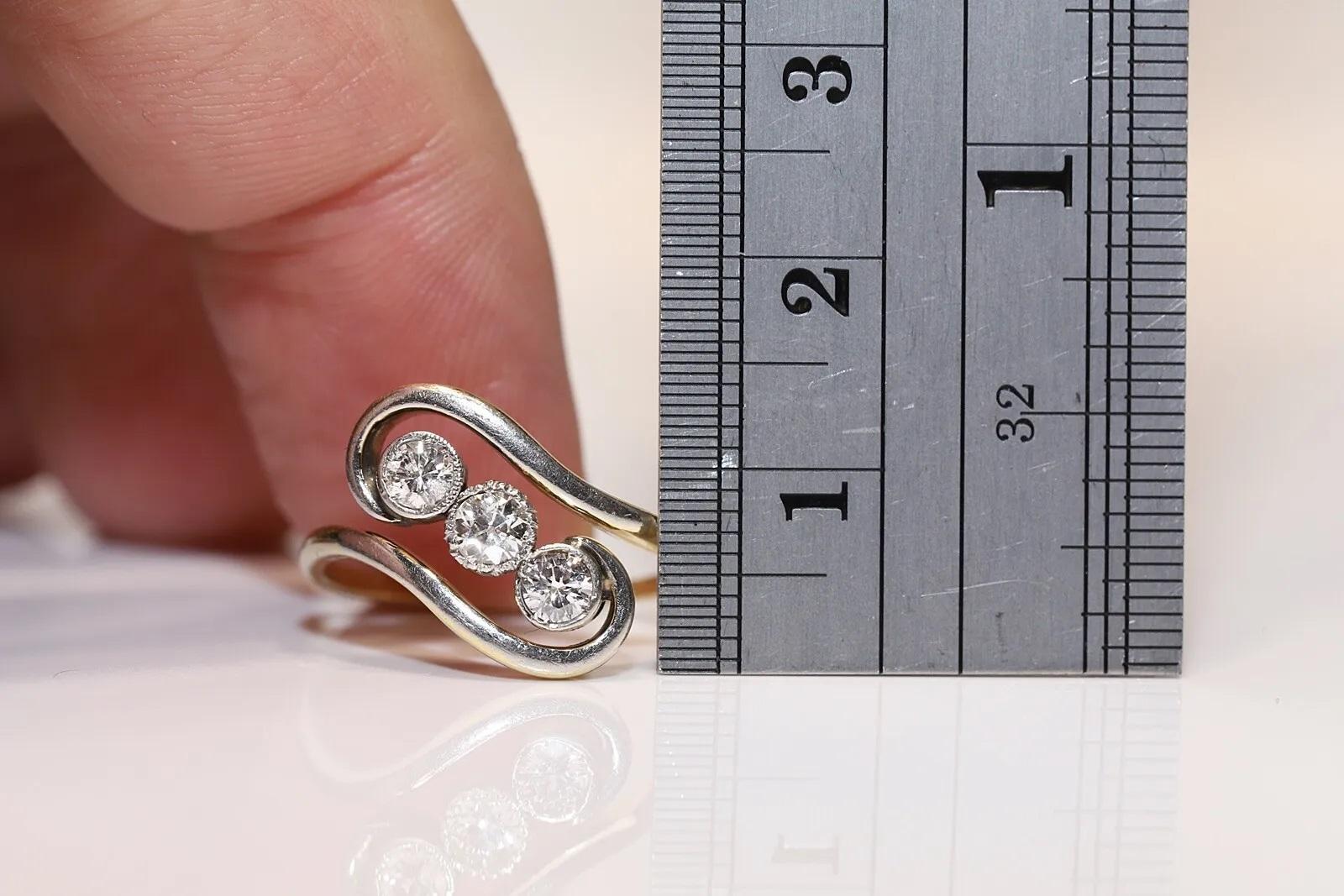 Bague ancienne des années 1900 en or 18 carats décorée de diamants naturels à trois pierres Pour femmes en vente