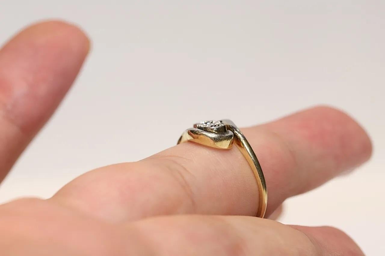 Bague ancienne des années 1900 en or 18 carats décorée de diamants naturels à trois pierres en vente 2