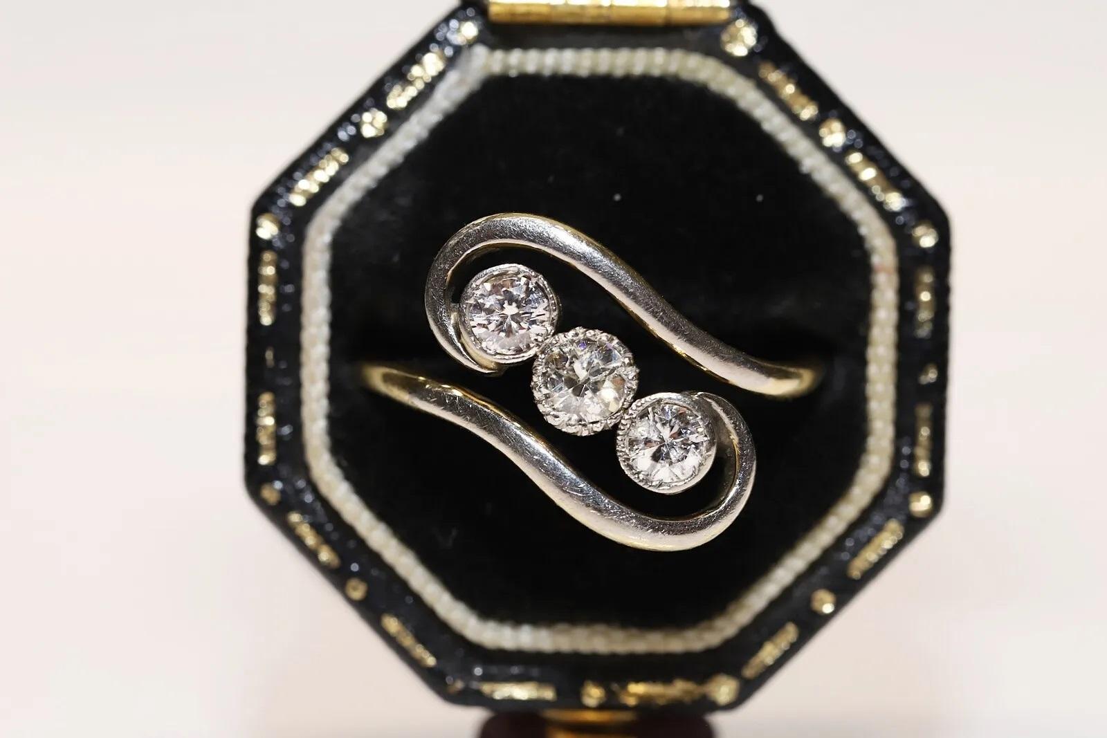 Bague ancienne des années 1900 en or 18 carats décorée de diamants naturels à trois pierres en vente 3