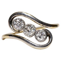 Bague ancienne des années 1900 en or 18 carats décorée de diamants naturels à trois pierres