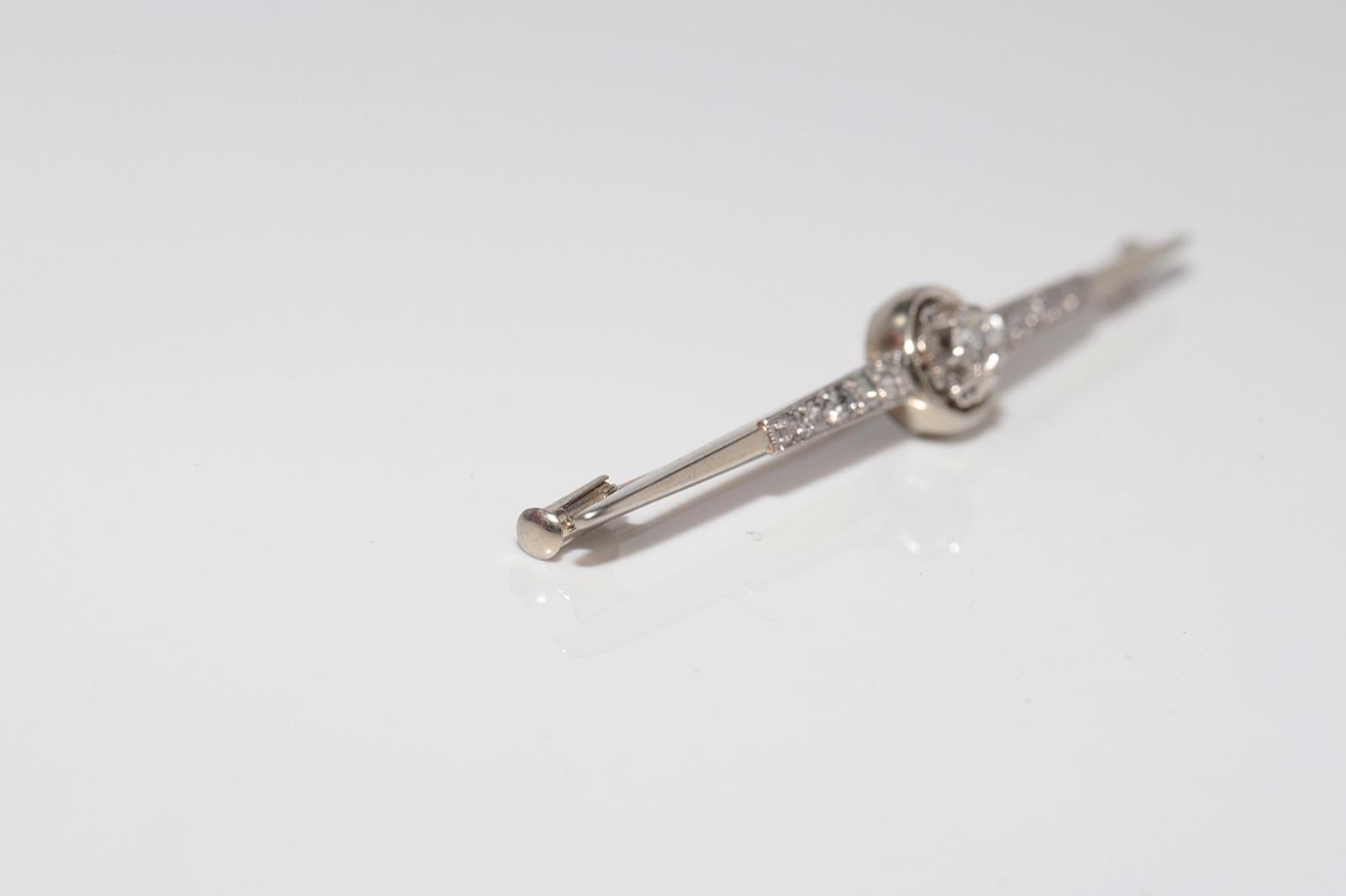 Antiguo broche de oro de 18 quilates de alrededor de 1900 con diamantes naturales talla vieja y talla rosa en venta 7