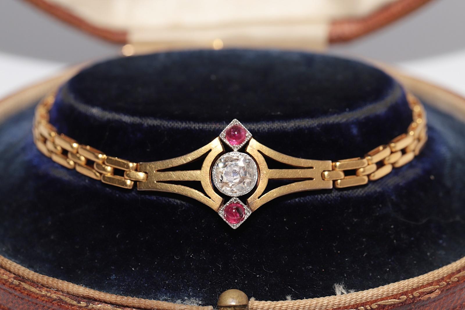 En très bon état.
Le poids total est de 12,8 grammes.
Le diamant principal de taille ancienne est de 0,65 ct.
Le diamant est de couleur K et de pureté s2.
Totalement en rubis 0,20 ct.
La longueur totale du bracelet est de 18.3 cm.
La boîte n'est pas