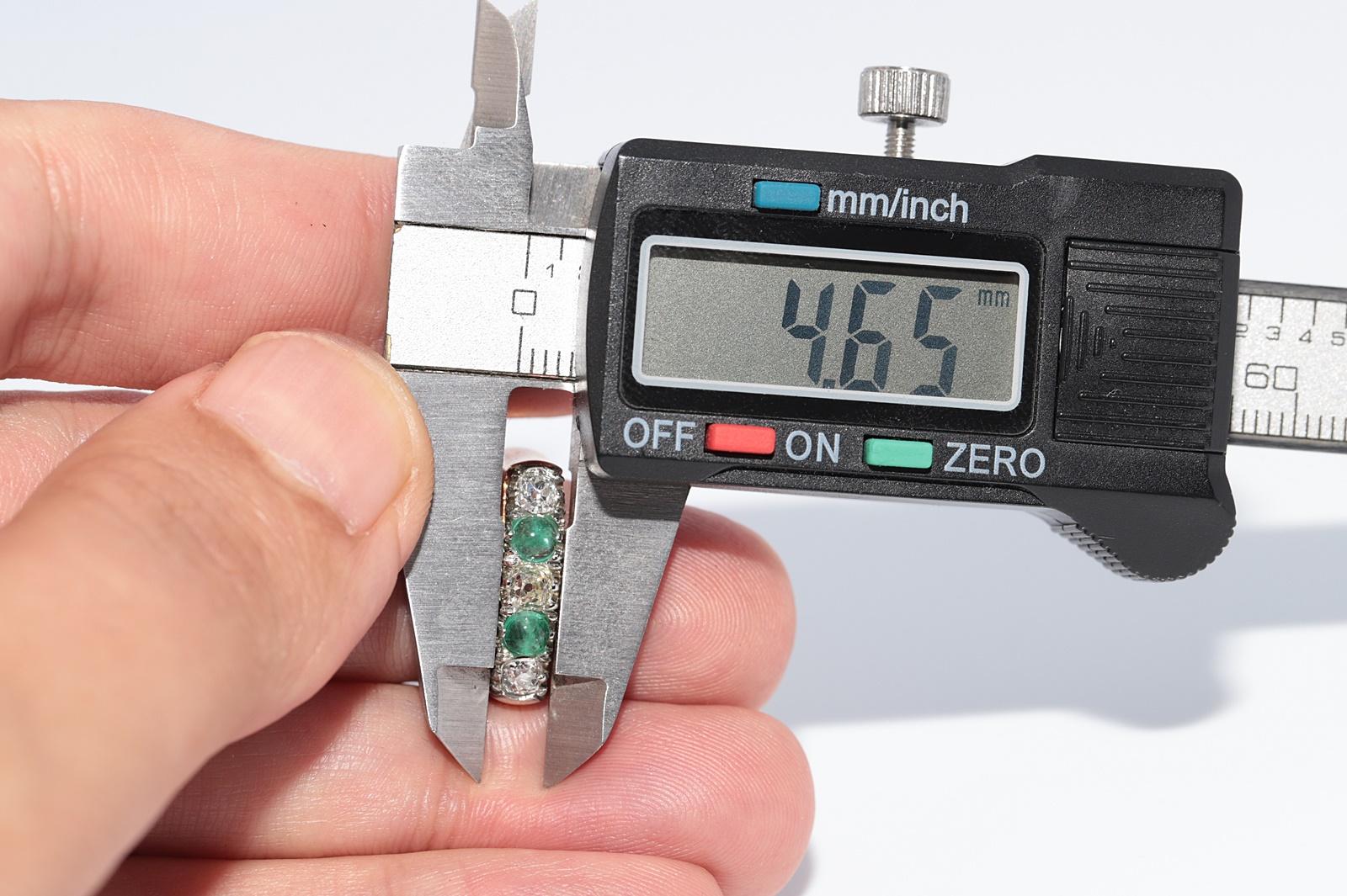 Bague ancienne en or 18k Circa 1900, diamant naturel taille ancienne et émeraude en vente 4