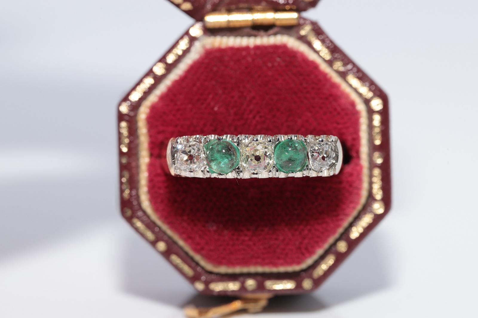 
En très bon état.
Le poids total est de 4.3 grammes.
Au total, un diamant de 0,60 ct.
Le diamant est de couleur H-J et de pureté vs1-s1.
Totalement en émeraude 0.33 ct.
La taille de la bague est de 7.8
Nous pouvons fabriquer n'importe quelle