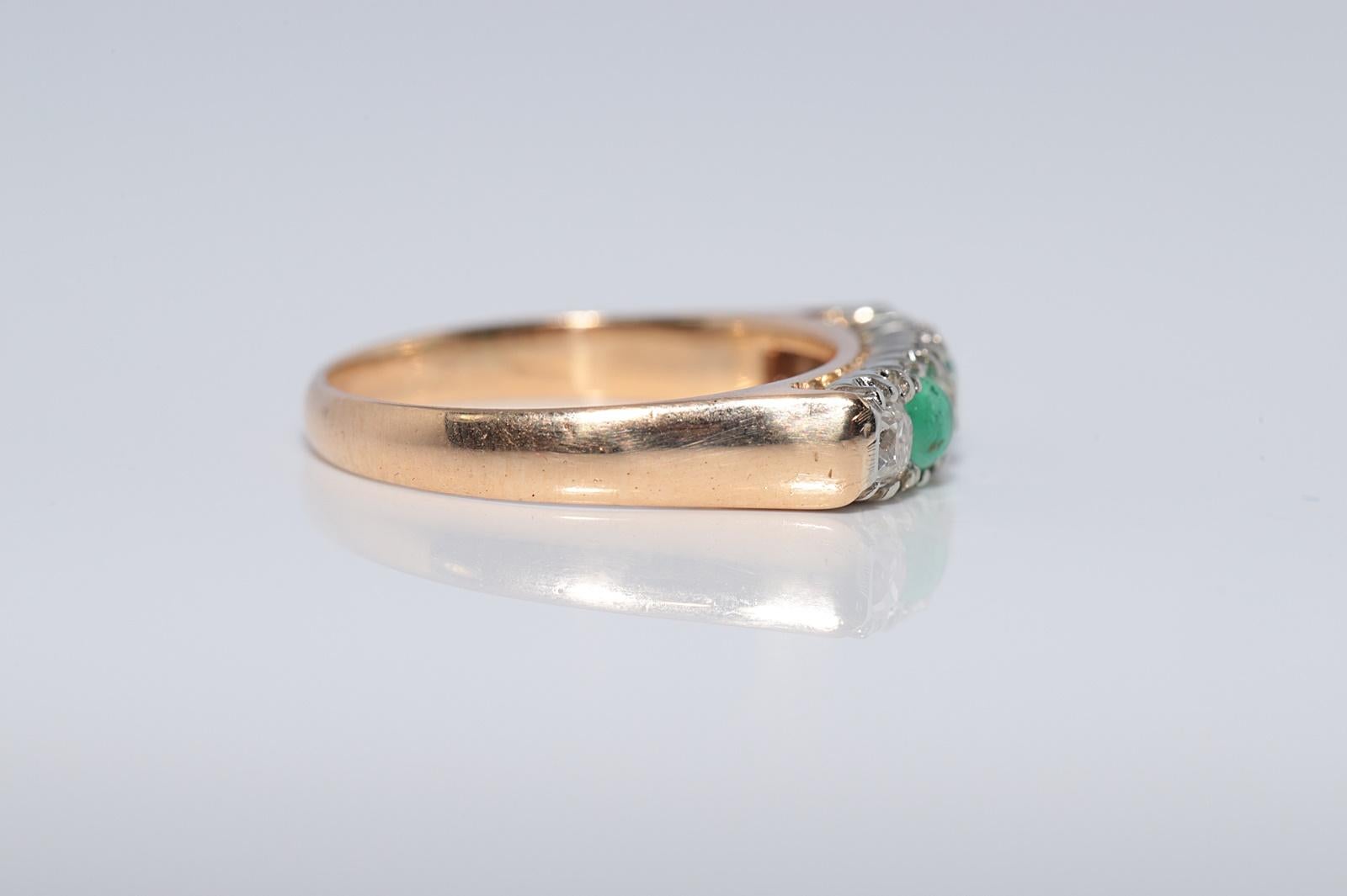 Bague ancienne en or 18k Circa 1900, diamant naturel taille ancienne et émeraude en vente 2